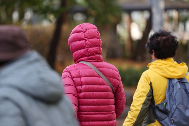 입동을 하루 앞둔 7일 오전 서울 용산구 남산도서관 인근에서 두꺼운 외투를 입은 시민이 이동하고 있다. 이날 아침 기온은 전날보다 10도 안팎(경기 동부와 강원도는 15도 이상) 낮아질 것으로 예보됐다. 연합뉴스