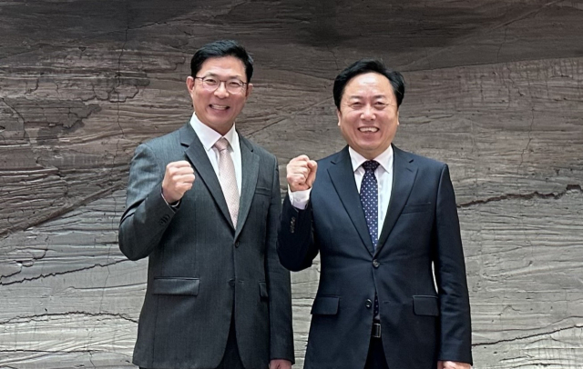 권기창 안동시장이 SK바이오사이언스 본사를 찾아 지역 앵커기업과의 협력을 강화하고 국가 백신생산기지로서의 안동 위상을 높여나가는데 노력하기로 했다. 안동시 제공