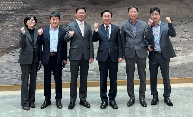권기창 안동시장이 SK바이오사이언스 본사를 찾아 지역 앵커기업과의 협력을 강화하고 국가 백신생산기지로서의 안동 위상을 높여나가는데 노력하기로 했다. 안동시 제공