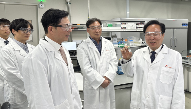 권기창 안동시장이 SK바이오사이언스 본사를 찾아 지역 앵커기업과의 협력을 강화하고 국가 백신생산기지로서의 안동 위상을 높여나가는데 노력하기로 했다. 안동시 제공