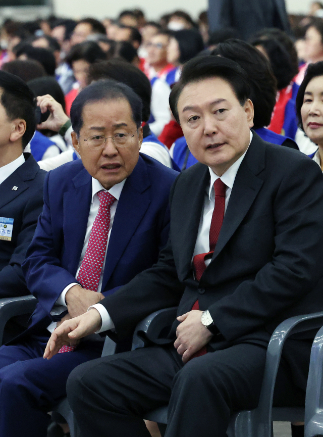 윤석열 대통령이 7일 대구 엑스코에서 열린 2023년 바르게살기운동 전국회원대회에서 홍준표 대구 시장과 대화하고 있다. 연합뉴스