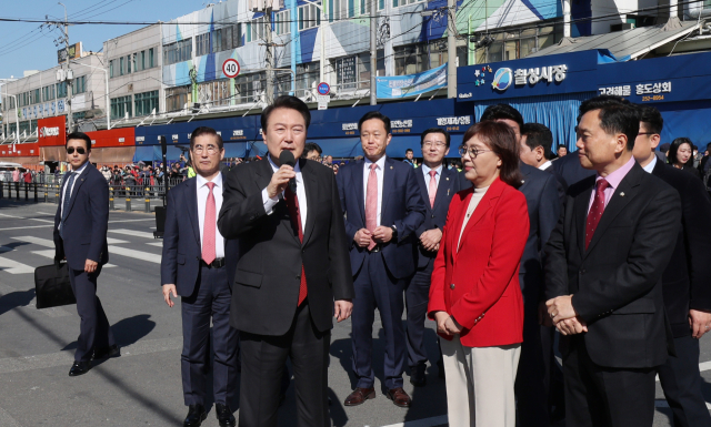 윤석열 대통령이 7일 대구 북구 칠성시장을 찾아 시민들에게 인사말을 하고 있다. 김영진 기자 kyjmaeil@imaeil.com