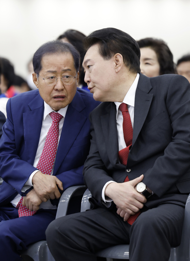 기사 이해를 돕기 위한 자료사진. 윤석열 대통령(오른쪽)이 2023년 11월 7일 오전 대구 북구 엑스코에서 개최된 