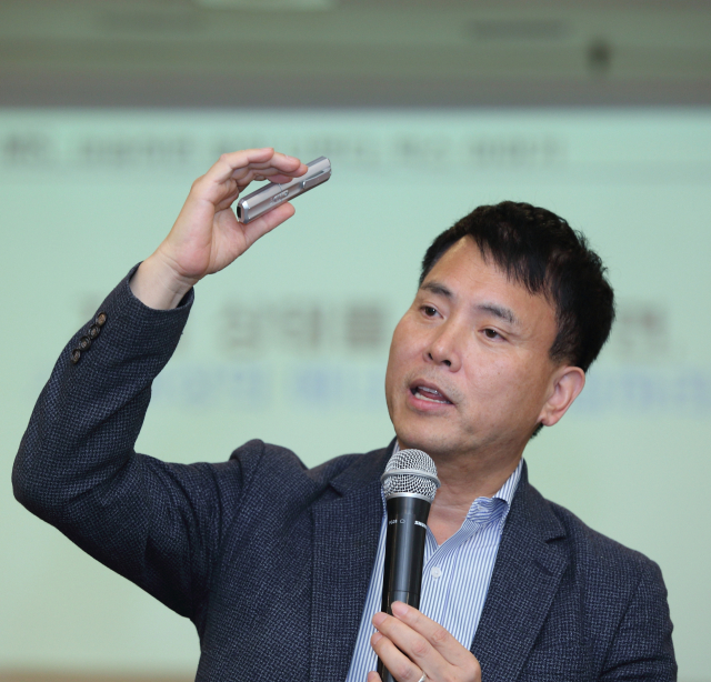 이인석 전 대표가 지난 6일 매일시문 11층에서 열린 매일 탑 리더스 아카데미에서 강의를 했다. 임경희 매일탑리더스아카데미 디지털국장