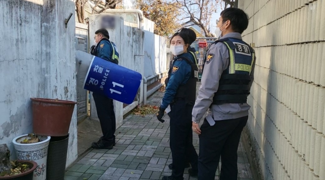 지난해 11월 대구 동구의 한 주택가에 출동한 응급입원 현장지원팀의 모습. 대구경찰청 제공