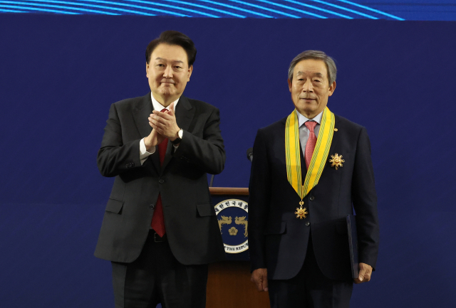 윤석열 대통령이 7일 대구 엑스코에서 열린 2023년 바르게살기운동 전국회원대회에서 홍성근 바르게살기운동 대구광역시협의회 회장에게 국민훈장 모란장을 수여하고 있다.