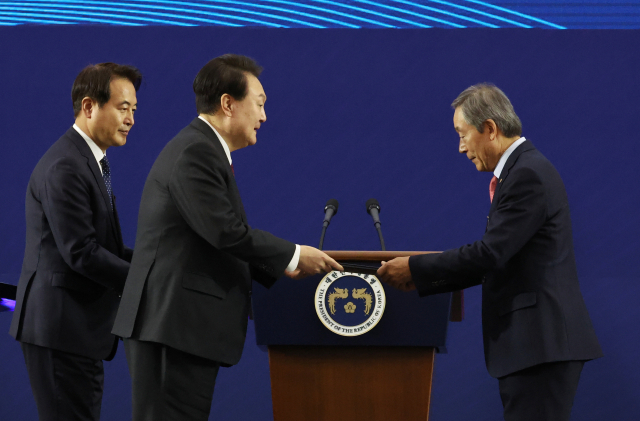 윤석열 대통령이 7일 대구 엑스코에서 열린 2023년 바르게살기운동 전국회원대회에서 홍성근 바르게살기운동 대구광역시협의회 회장에게 국민훈장 모란장을 수여하고 있다.
