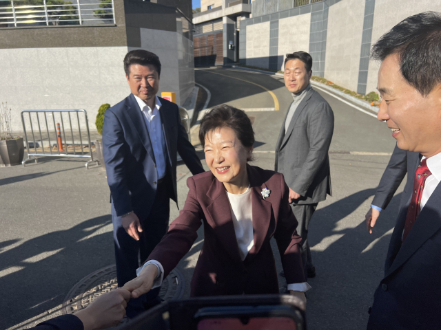 박근혜 전 대통령이 7일 오후 대구 달성군 유가읍 쌍계리 사저 앞에 모인 지지자들에게 인사를 하고 있다. 정욱진 기자.