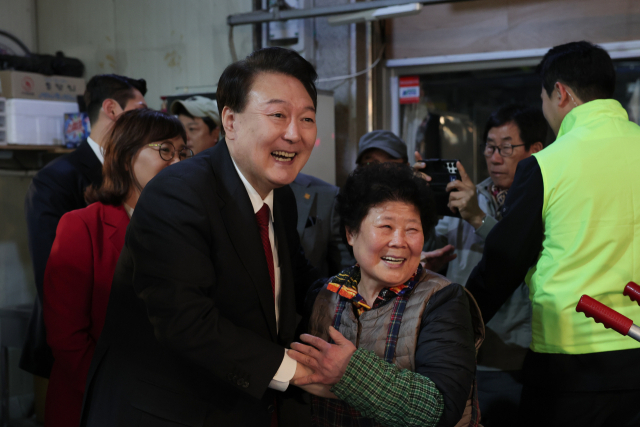 윤석열 대통령이 7일 대구 북구 칠성종합시장을 방문, 상인들과 반갑게 인사하고 있다. 연합뉴스