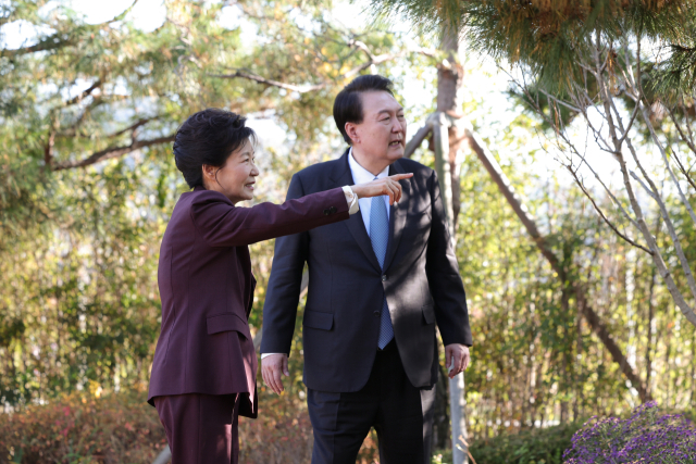 윤석열 대통령이 7일 대구 달성군 박근혜 전 대통령의 사저를 방문, 박 전 대통령과 산책하며 이야기를 나누고 있다. 연합뉴스