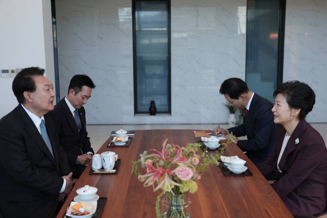 윤석열 대통령이 7일 대구 달성군 박근혜 전 대통령의 사저를 방문, 박 전 대통령과 환담하고 있다. 연합뉴스