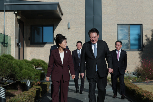 윤석열 대통령이 7일 대구 달성군 박근혜 전 대통령의 사저를 방문, 박 전 대통령과 이야기를 나누고 있다. 연합뉴스