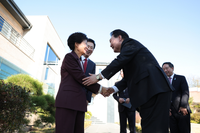 윤석열 대통령이 7일 대구 달성군 박근혜 전 대통령의 사저를 방문, 박 전 대통령과 인사하고 있다. 연합뉴스