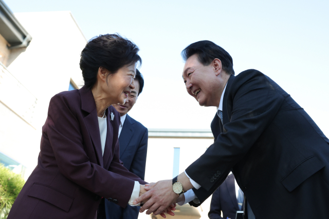 윤석열 대통령이 7일 대구 달성군 박근혜 전 대통령의 사저를 방문, 박 전 대통령과 인사하고 있다. 연합뉴스
