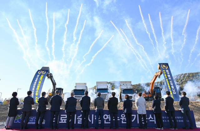 7일 오후 3시 30분 대구 동구 동내로 1112번지 일원에서 의료기술시험연수원 기공식이 열렸다. 의료기술시험연수원은 최첨단 교육훈련 시설을 갖춘 보건의료인 전문 연수기관으로, 의료 관련 국가자격시험장과 국내외 보건의료인 교육훈련장으로 구성된다. 홍준표 시장은 기공식에 참석해 