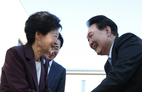 [화보] '尹·朴, 손 마주 잡고 활짝 웃었다'…윤석열 대통령 달성 사저 직접 방문, 12일 만 재회