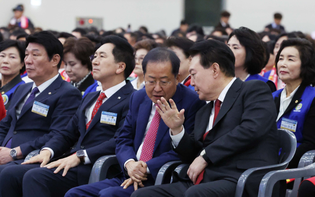 윤석열 대통령이 7일 대구 엑스코에서 열린 2023년 바르게살기운동 전국회원대회에서 홍준표 대구 시장과 대화하고 있다. 연합뉴스