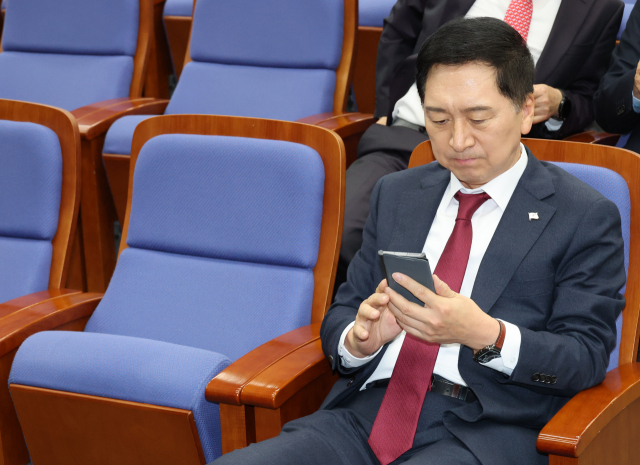 국민의힘 김기현 대표가 6일 국회에서 열린 당 의원총회에서 휴대전화를 보고 있다. 연합뉴스