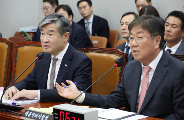 김대기 대통령 비서실장(오른쪽)과 조태용 국가안보실장이 7일 국회에서 열린 운영위원회 국정감사에서 의원 질의에 답하고 있다. 연합뉴스