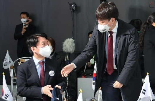 대선을 코앞에 두고 있던 지난해 3월 1일 서울 서대문구 국립 대한민국임시정부 기념관에서 열린 제103주년 3.1절 기념식에 참석한 안철수 당시 국민의당 대선 후보(왼쪽)와 이준석 당시 국민의힘 대표. 연합뉴스