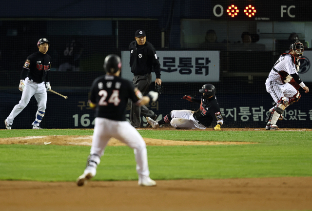 7일 서울 잠실야구장에서 열린 2023 KBO 한국시리즈 1차전 kt 위즈와 LG 트윈스의 경기. 9회 초 2사 1루 때 kt 배정대가 문상철의 1타점 역전타로 득점에 성공하고 있다. 연합뉴스