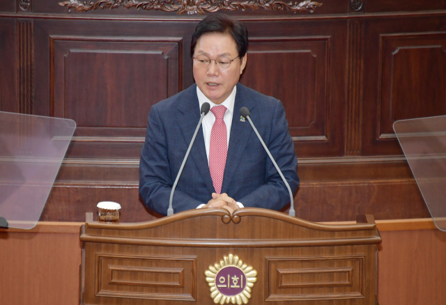 박완수 경남도지사가 7일 열린 제409회 경남도의회 정례회 제1차 본회의에서 제3회 추경예산안 제안 설명을 하고 있다. [사진=경남도]