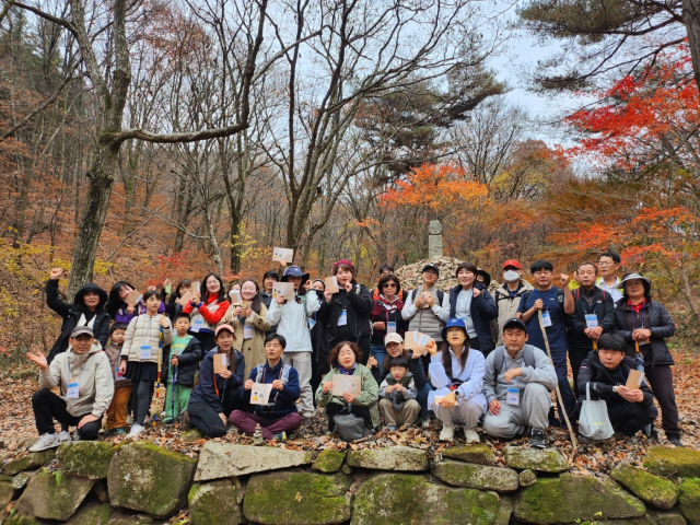 문경새재 합격의 길 명소화 사업 행사 참석자들이 책바위 앞에서 기념촬영을 하고 있다. 문경시 제공