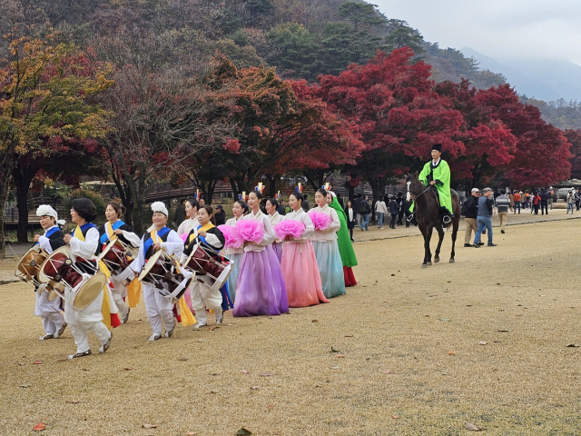 합격의 전통과 역사를 간직한 명당 문경새재길에서 한 수험생이 장원급제 체험을 하고 있다. 문경시 제공