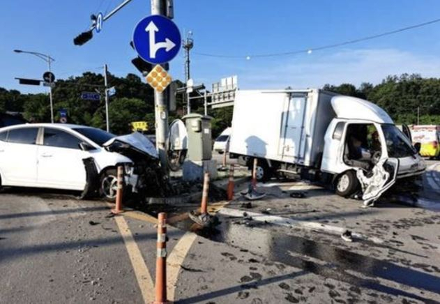 지난 6월 5일 오전 6시 40분쯤 강원 원주시 흥업면 사제리 광터교차로에서 흰색 승용차가 신호를 위반해 반대편 사거리에서 좌회전하던 1톤 트럭을 들이받아 트럭 조수석에 타고 있던 중학생이 숨졌다. 강원도소방본부 제공