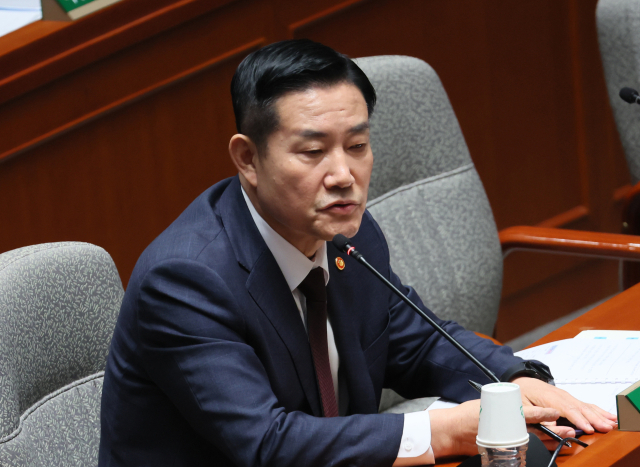 신원식 국방부 장관이 8일 국회에서 열린 예산결산특별위원회 전체회의에서 의원질의에 답변하고 있다. 연합뉴스