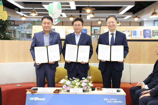 경북도는 8일 경북도청 안민관에서 아진산업㈜, 새마을재단과 공동으로 중앙아프리카 ODA 사업 추진을 위한 양해각서(MOU)를 맺었다. 경북도 제공
