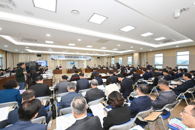 경북도의회 교육위원회가 7일 경북교육청에 대한 행정사무감사를 진행하고 있다. 경북도의회 제공