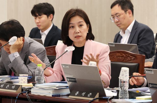 국민의힘 허은아 의원이 11일 오후 세종시 정부세종청사에서 열린 국회 과학기술정보방송통신위원회의 과학기술정보통신부, 우정사업본부 등에 대한 국정감사에서 이종호 장관에게 질의하고 있다. 연합뉴스