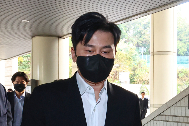 가수 비아이의 마약 혐의 수사 무마를 위해 제보자를 협박한 혐의로 재판에 넘겨진 양현석 전 YG엔터테인먼트 대표가 8일 오후 서초구 서울고등법원에서 열린 항소심 선고 공판에 출석하고 있다. 연합뉴스