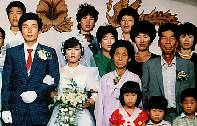 신홍선 씨(사진 앞줄 왼쪽에서 두 번째 꽃을 들고 있는 신부) 결혼식 사진에 있는 어머니 고 김판출(신 씨 오른쪽 한복 입은 여성) 씨. 신홍선 씨 제공.