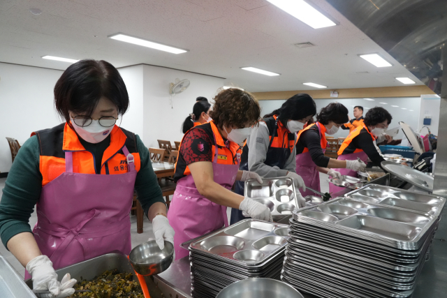 대구 강북소방서 태전여성의용소방대는 지난 7일 북구 관음동에 위치한 선린종합사회복지관에서 지역주민을 위한 사랑의 급식 나눔 봉사활동을 실시했다. 대구 강북소방서 제공