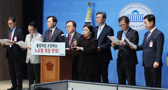 이동근 한국경영자총협회 상근부회장이 8일 오전 국회 소통관에서 노동조합법 개정안 입법 중단을 촉구하는 경제6단체 공동성명을 발표하고 있다. 연합뉴스
