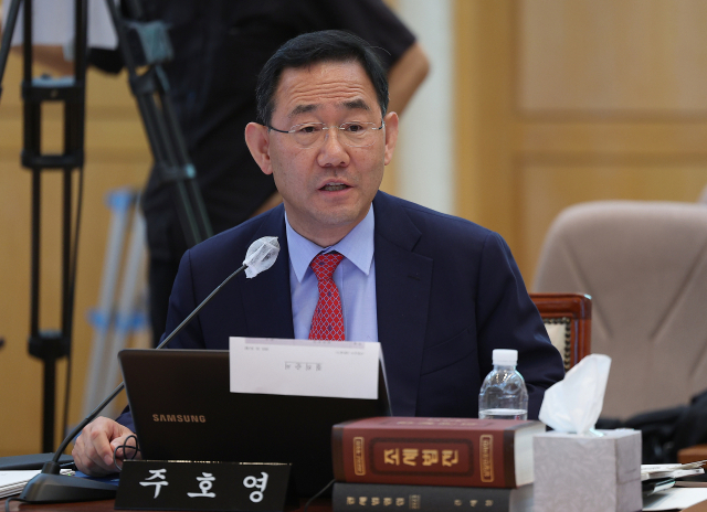 국민의힘 주호영 의원이 지난달 16일 한국은행 대구경북본부에서 열린 국회 기획재정위원회의 한국은행 대구경북본부, 한국은행 포항본부, 대구지방국세청, 대구본부세관, 대구조달청, 동북지방통계청에 대한 국정감사에서 질의하고 있다. 연합뉴스