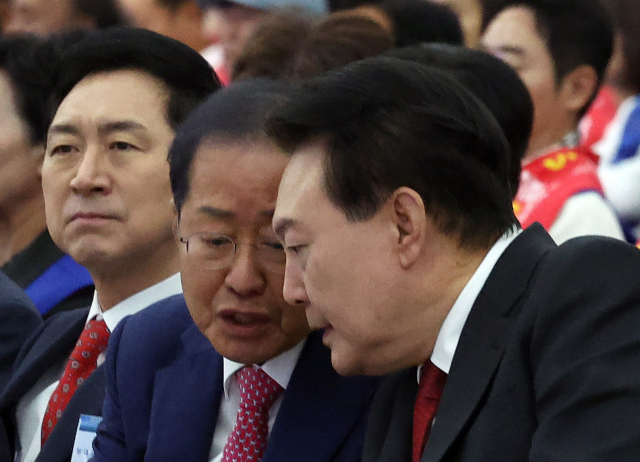 기사 이해를 돕기 위한 자료사진. 윤석열 대통령이 2023년 11월 7일 대구 엑스코에서 열린 2023년 바르게살기운동 전국회원대회에서 홍준표 대구 시장과 대화하고 있다. 연합뉴스