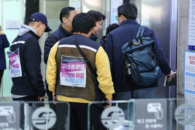 서울교통공사(서교공) 노동조합 파업 예고일을 하루 앞둔 8일 오후 사측과 노조의 교섭이 열리는 서울 성동구 서교공 본사에서 노조원들이 이동하고 있다. 연합뉴스