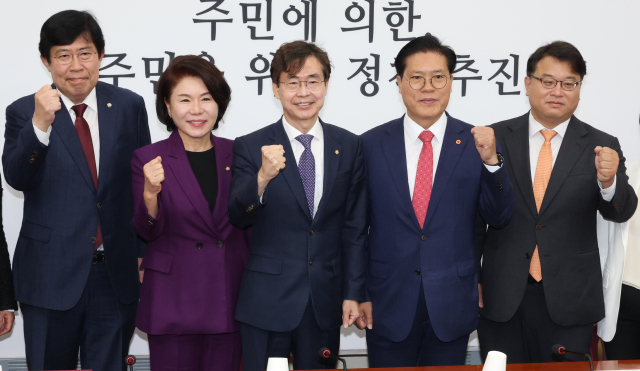 7일 국회에서 열린 국민의힘 뉴시티 프로젝트 특별위원회 회의에서 조경태 위원장과 위원들이 기념촬영을 하고 있다.