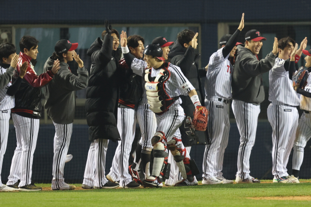 8일 서울 잠실야구장에서 열린 2023 KBO 한국시리즈 2차전 kt wiz와 LG 트윈스의 경기에서 5-4로 승리를 거둔 LG 박동원이 동료들과 기뻐하고 있다. 연합뉴스