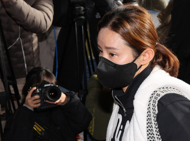 전창조씨의 사기 공범 혐의를 받는 전 펜싱 국가대표 남현희씨가 8일 오전 조사를 받기 위해 서울 송파경찰서로 들어서고 있다. 연합뉴스
