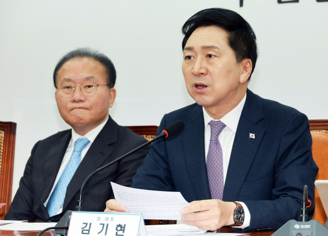 국민의힘 김기현 대표가 9일 오전 국회에서 열린 최고위원회의에서 발언하고 있다. 왼쪽은 윤재옥 원내대표. 연합뉴스