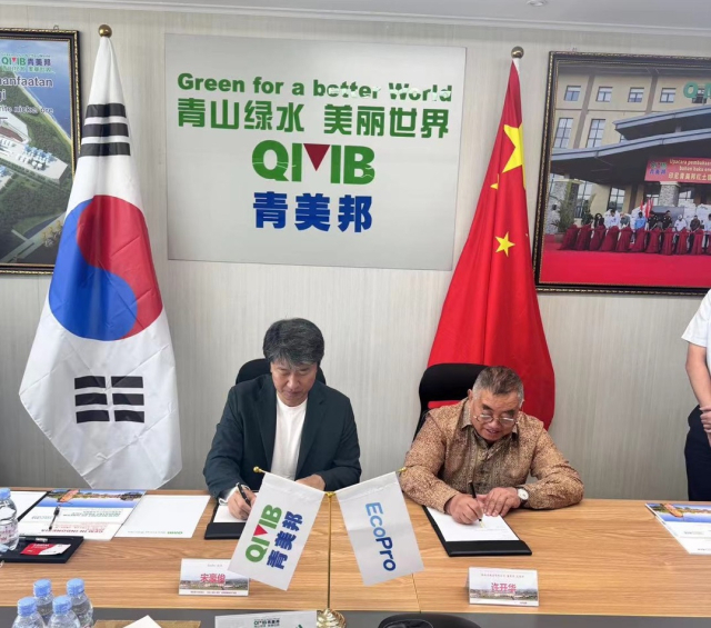 송호준 에코프로 대표(왼쪽)와 허개화 GEM 회장이 지난 3일 인도네시아에서 니켈 제련소QMB 2기 투자 계약을 체결한 뒤 계약서에 서명하고 있다. 에코프로 제공
