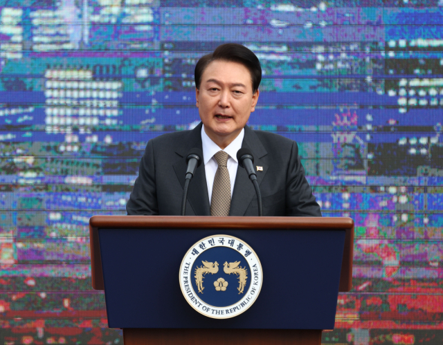 윤석열 대통령이 9일 서울 용산어린이정원 잔디마당에서 열린 제61주년 소방의 날 기념식에서 기념사를 하고 있다. 연합뉴스