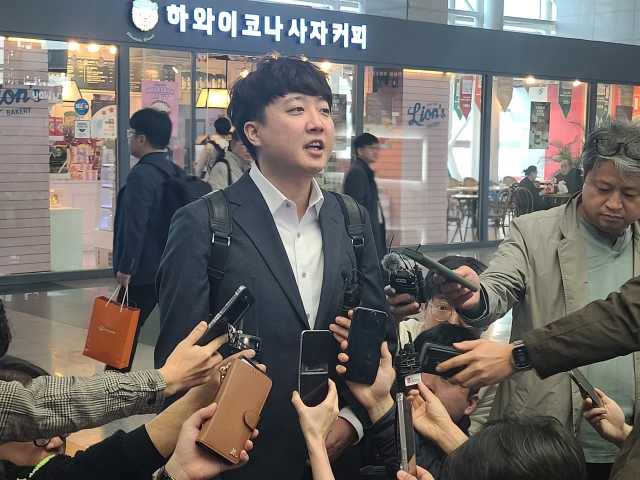이준석 전 국민의힘 대표가 9일 동대구역에서 취재진의 질문에 답하고 있다. 이민호 기자