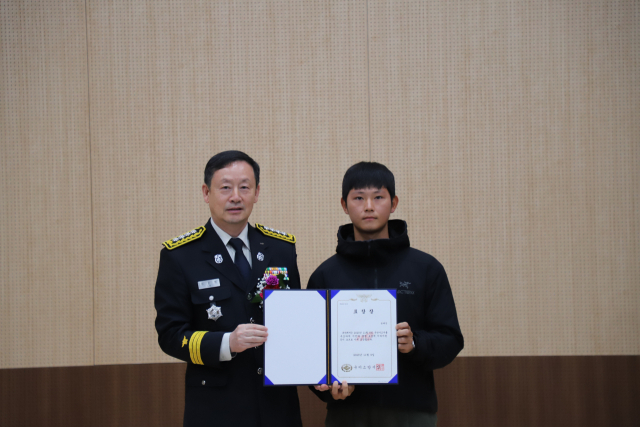 경북 구미소방서는 9일 소방의 날 기념식에서 수난사고 현장에서 인명구조를 한 시민 송태건 씨에게 표창을 수여했다. 구미소방서 제공