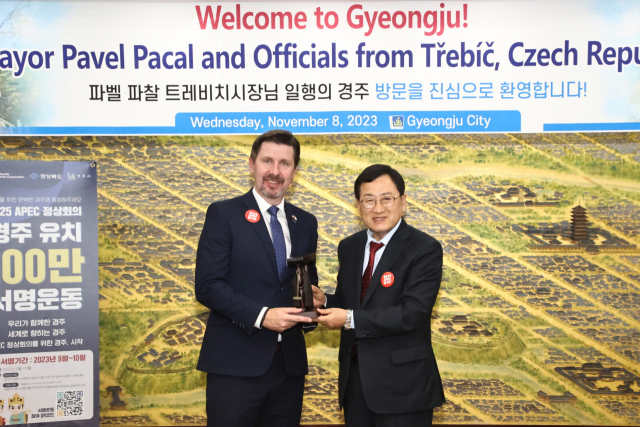 주낙영 경주시장이 8일 경주시청 대외협력실에서 파벨 파찰(왼쪽) 체코 트레비치시장을 접견한 뒤 기념품을 건네며 기념촬영을 하고 있다. 경주시 제공