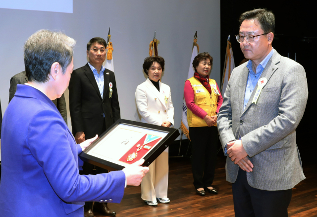 PHC큰나무복지재단이 대한적십자사 창립 118주년 기념, 대구지사 연차대회에서 적십자 회원유공장 최고명예대장 수상했다.대구적십자사 제공